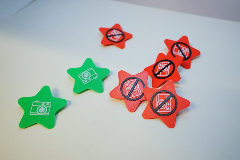 Grüne und rote Stern-Pins mit Kamera-Icon für die Fotoerlaubnis