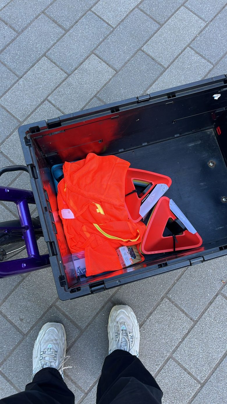Warnwesten und Pylone im Cargo-Lastenrad – die Vorbereitung für die Kiez-WM ist im Gange